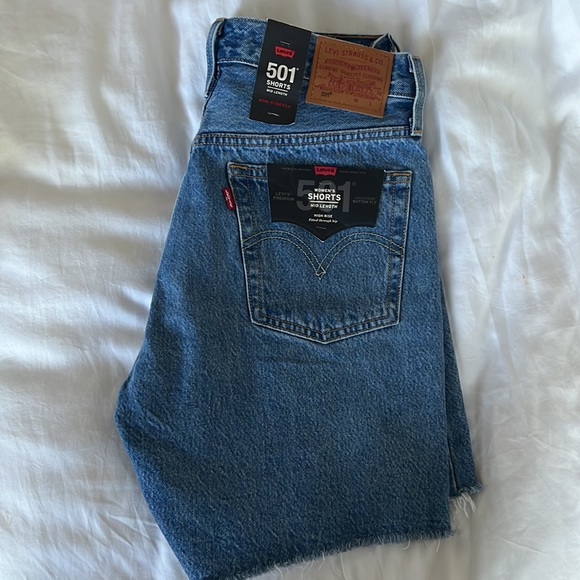 ❌ SOLD ❌ 🆕NEW Levi’s High Waisted Mid Thigh Cutoff Denim Shorts - Picture 4 of 4